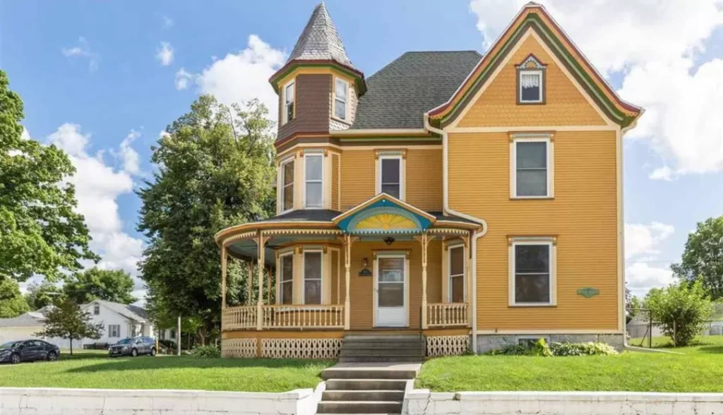 Carriage Houses Victorian / Queen Anne